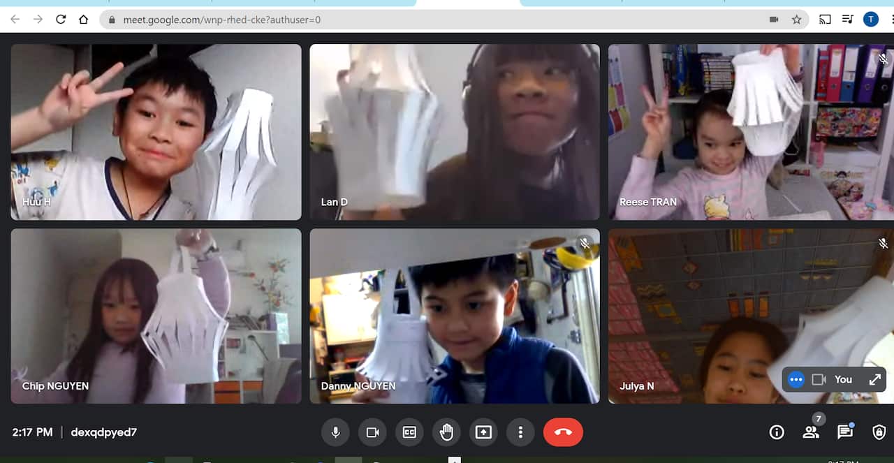 Các em nhỏ làm lồng đèn mừng Tết trung thu