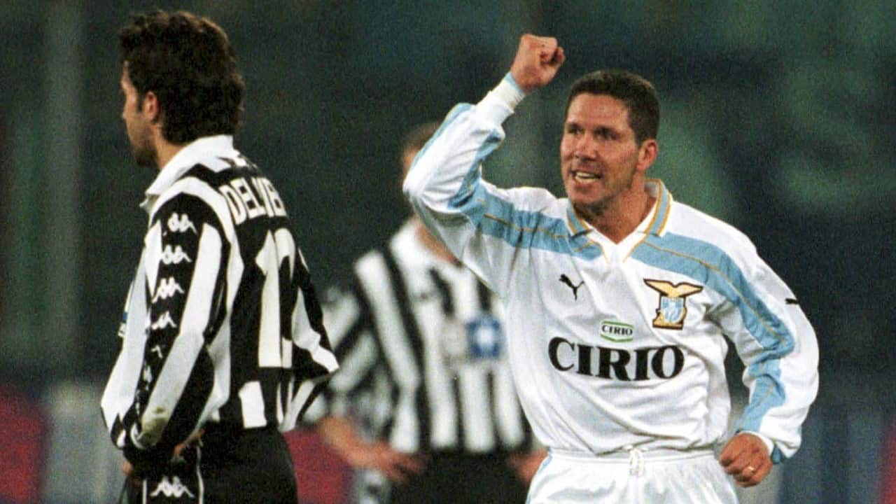 Sabato primo aprile 2000, Diego Simeone decide la sfida di Torino tra la Juventus e la Lazio, riaprendo la corsa scudetto