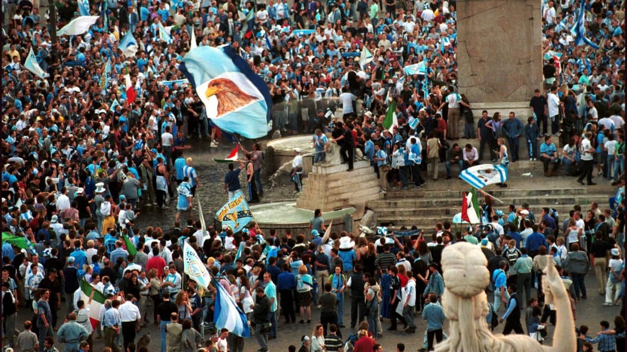 I tifosi della Lazio festeggiano nel centro di Roma lo scudetto vinto a sorpresa