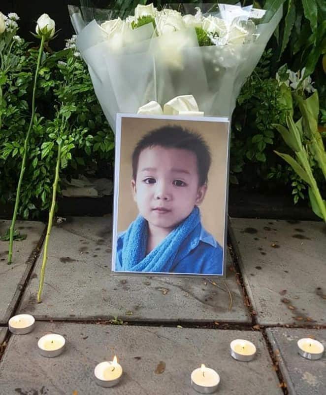 Hoa và nến tại nơi tưởng niệm cháu Lê Hoàng Long trước trường Gateway