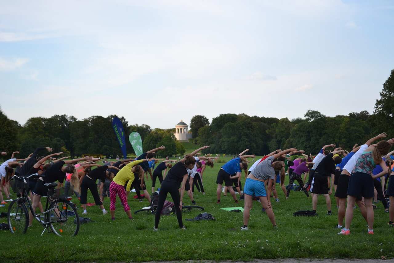 Lederhosentraining auf der Wiese