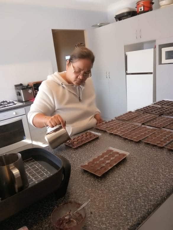 Leticia Milner gumagawa ng Olives in Chocolate