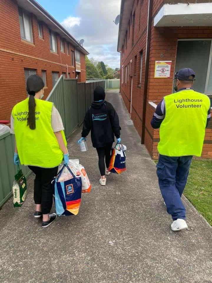 أثناء تقديم المساعدات للعائلات المحتاجة 