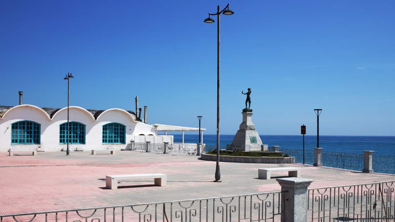 Un'immagine del lungomare di Locri durante il lockdown