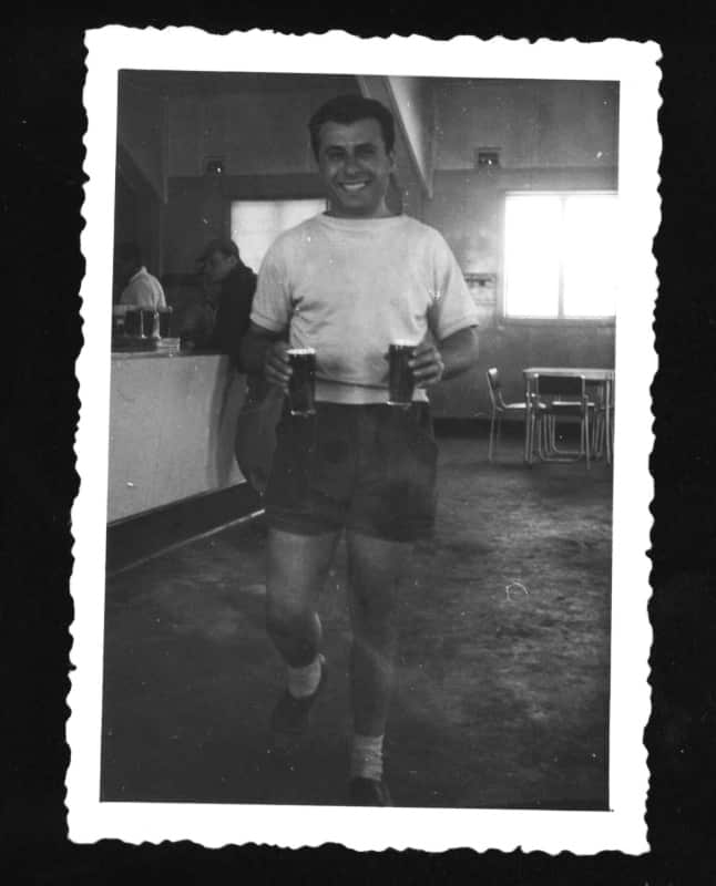 Luciano Cevoli dopo il lavoro al pub.