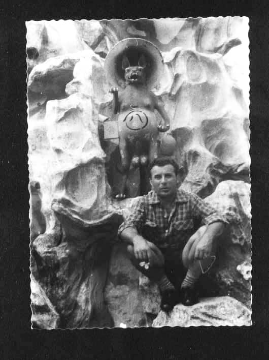 Luciano Cevoli posa con la statua di un canguro