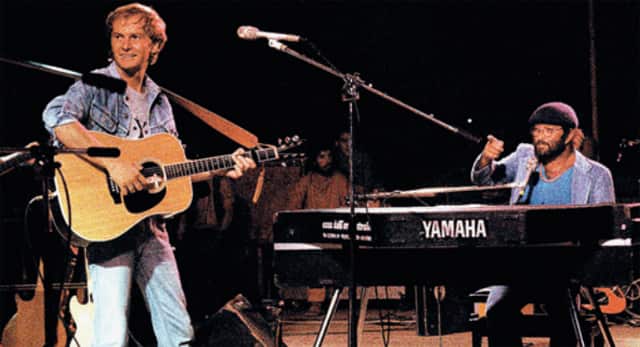 Ron sul palco assieme a Lucio Dalla