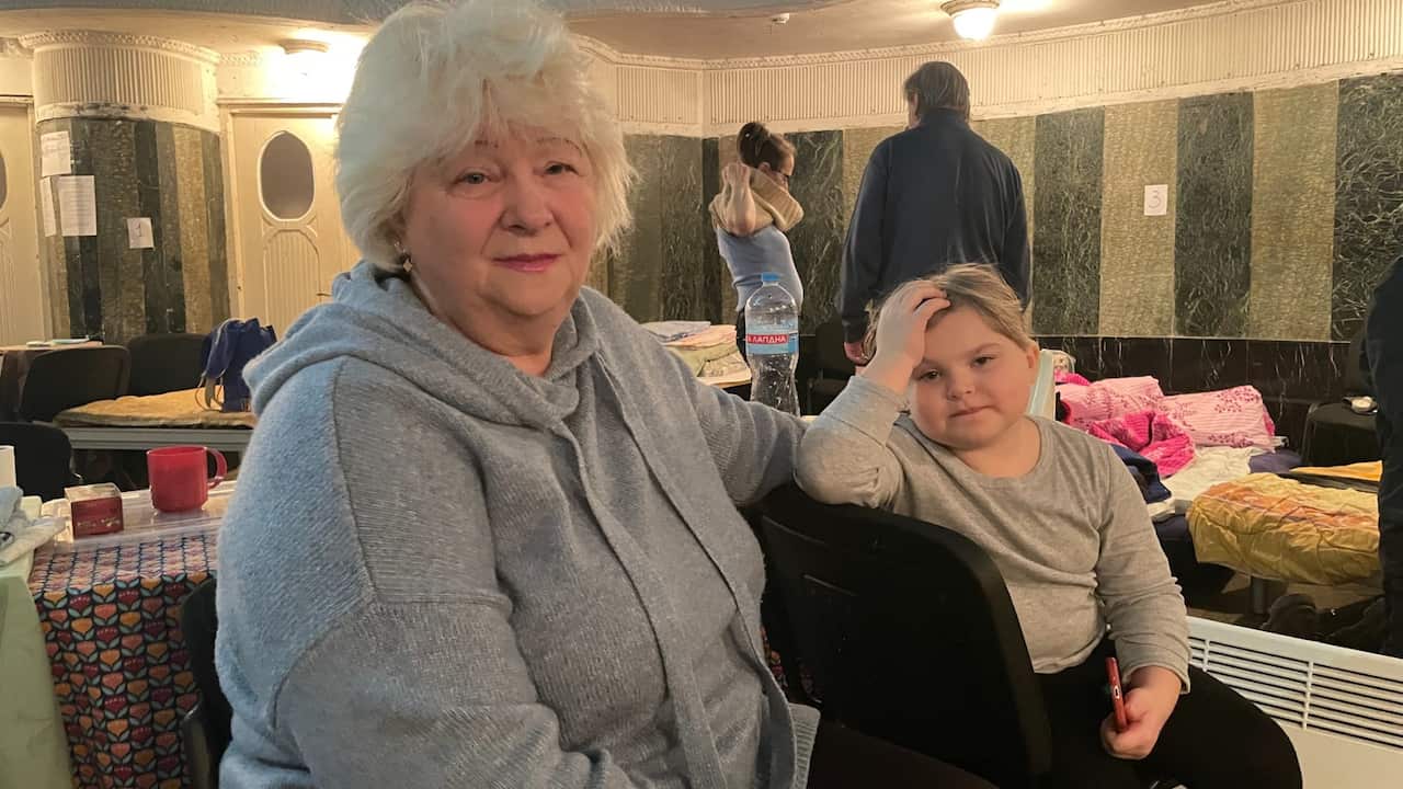 A avó Ludmilla e a neta, Lera, de sete anos, agora refugiadas no seu próprio país e a aproveitar a generosidade dos anfitriões do teatro Les Kurbas, em Lviv 