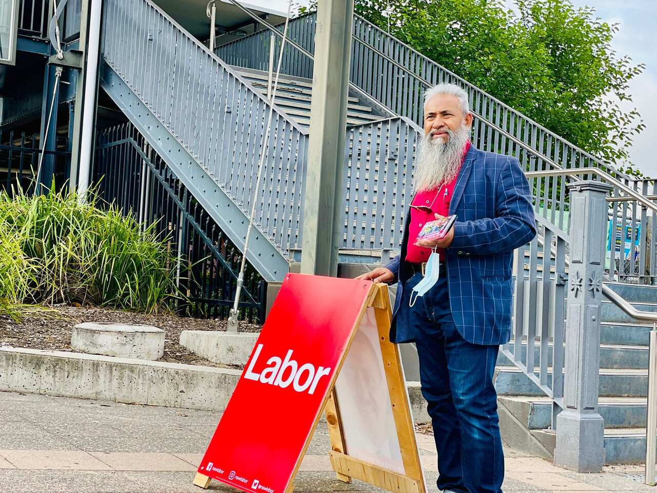 কাউন্সিলর পদপ্রার্থী মোহাম্মদ লুৎফুল কবির বলেন, ‘আমি আমার সাধ্য অনুযায়ী মানুষের পাশে দাঁড়ানোর চেষ্টা করবো’।