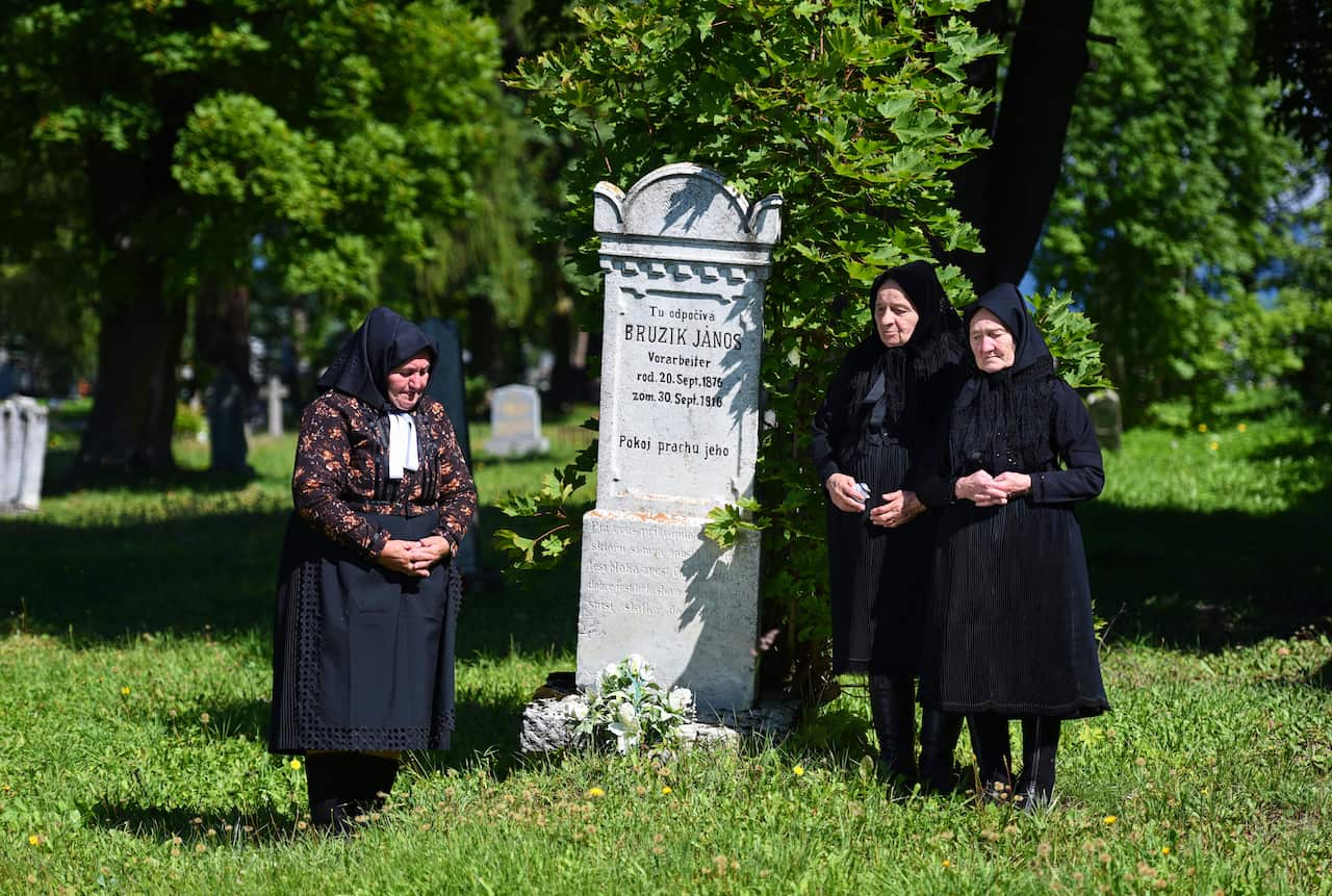 Ženy sa modlia pri hrobe