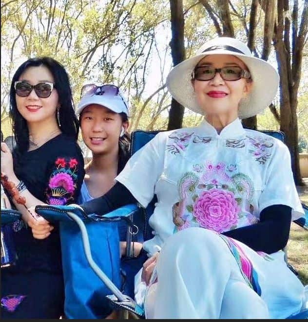 Maria (right) with her daughter and granddaughter