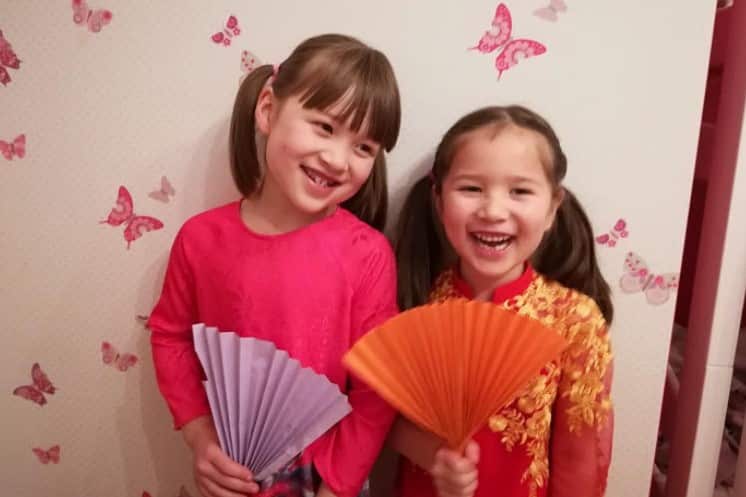 Bạn Mai Linh (5 tuổi) và chị gái Hồng Nhung (8 tuổi) – Đức