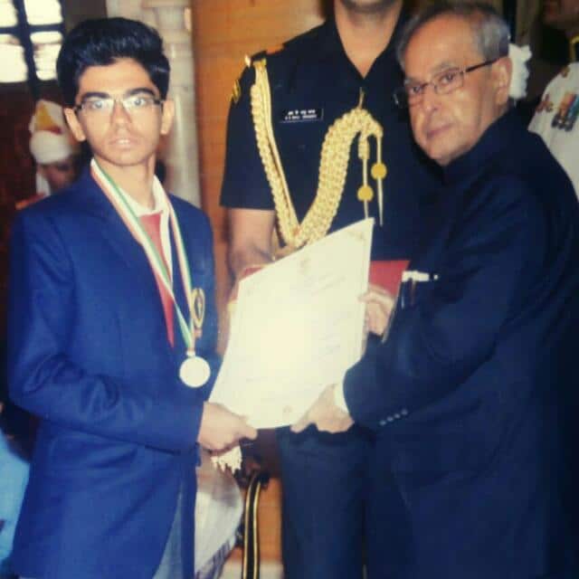 Manav Thakkar receives a medal from the President of India