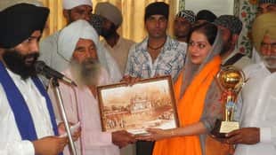 Manpreet K Singh being felicitated by members of Pooran's family in village Uppal Bhopa