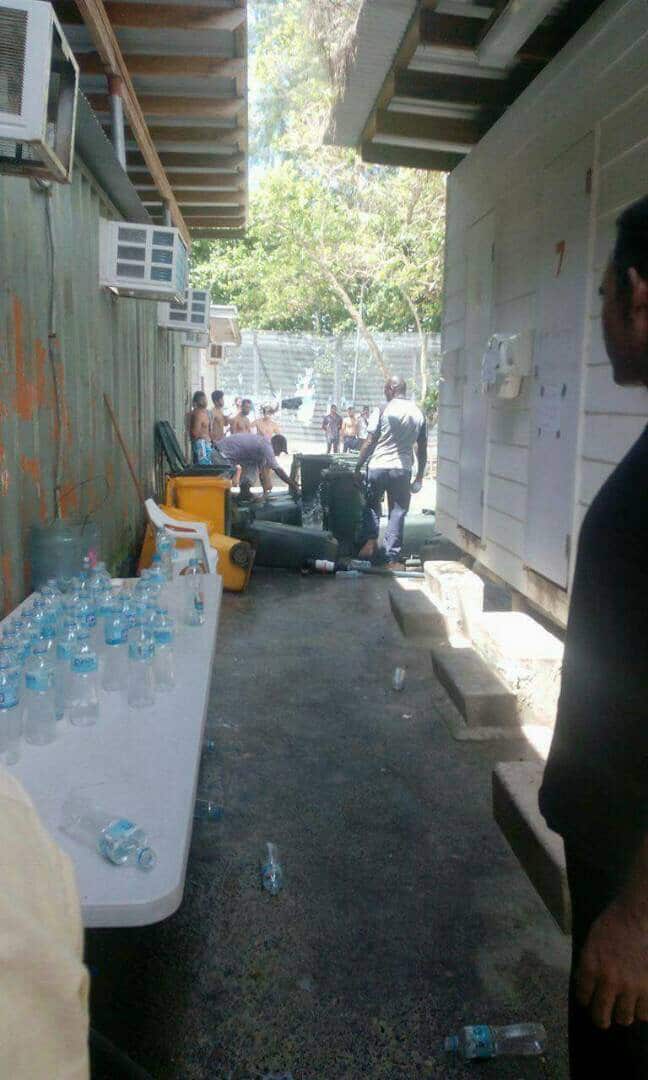 Detainees had filled plastic bins with water, after water supply was cut last week. Ravinder told SBS Punjabi, the officials spilt all the saved water today