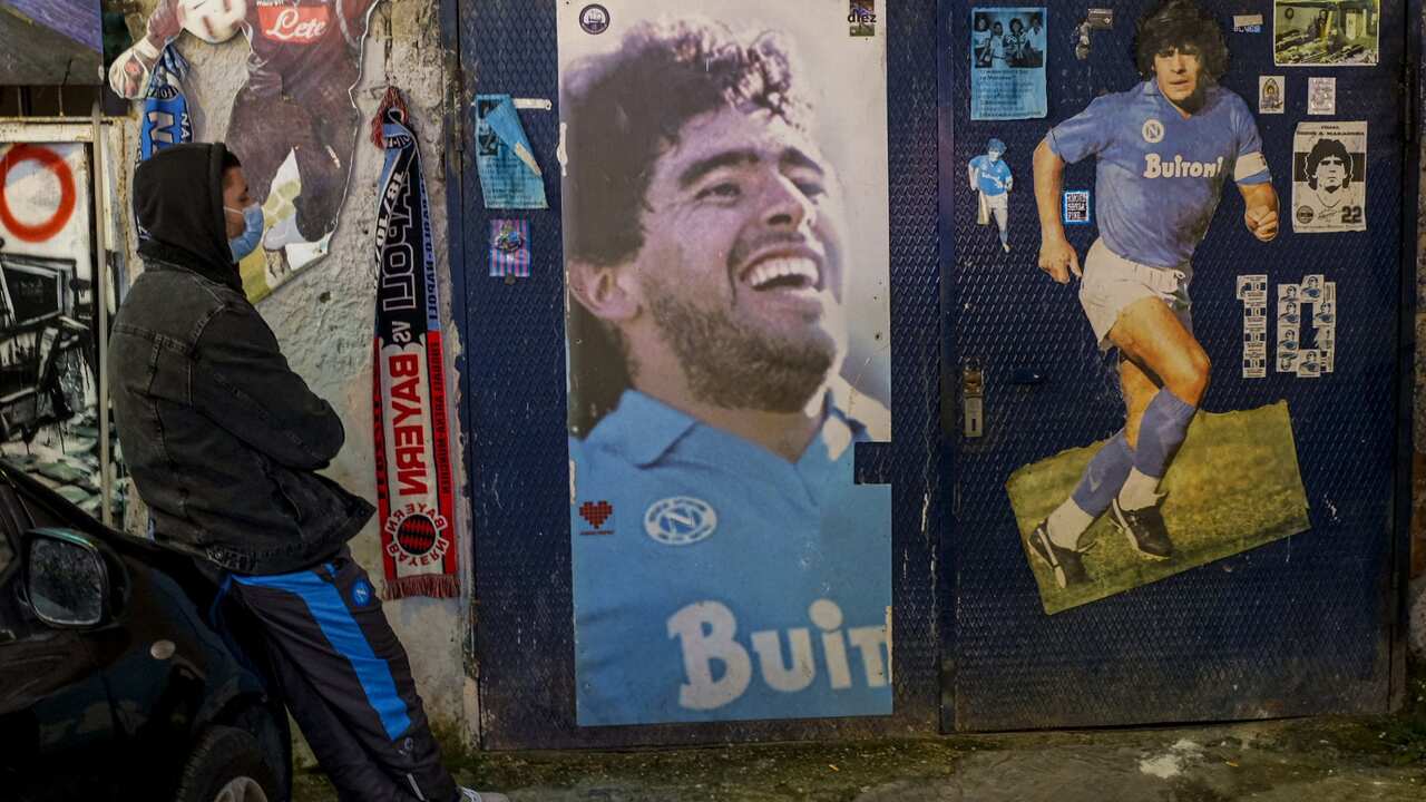 A boy mourns his football idol, the photos show Diego Armando Maradona, on the day of his death.
