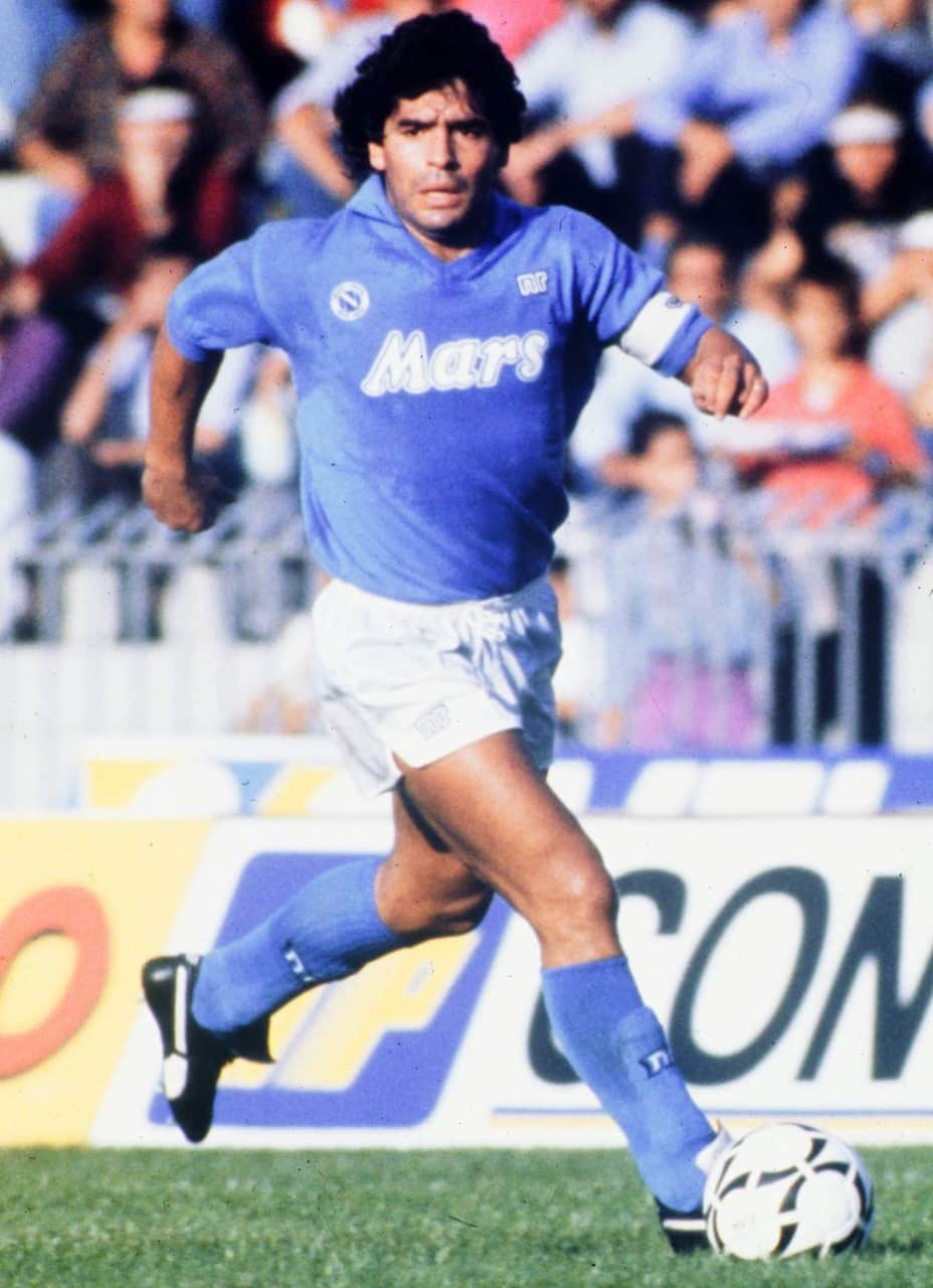 Diego Armando Maradona con la maglia del Napoli