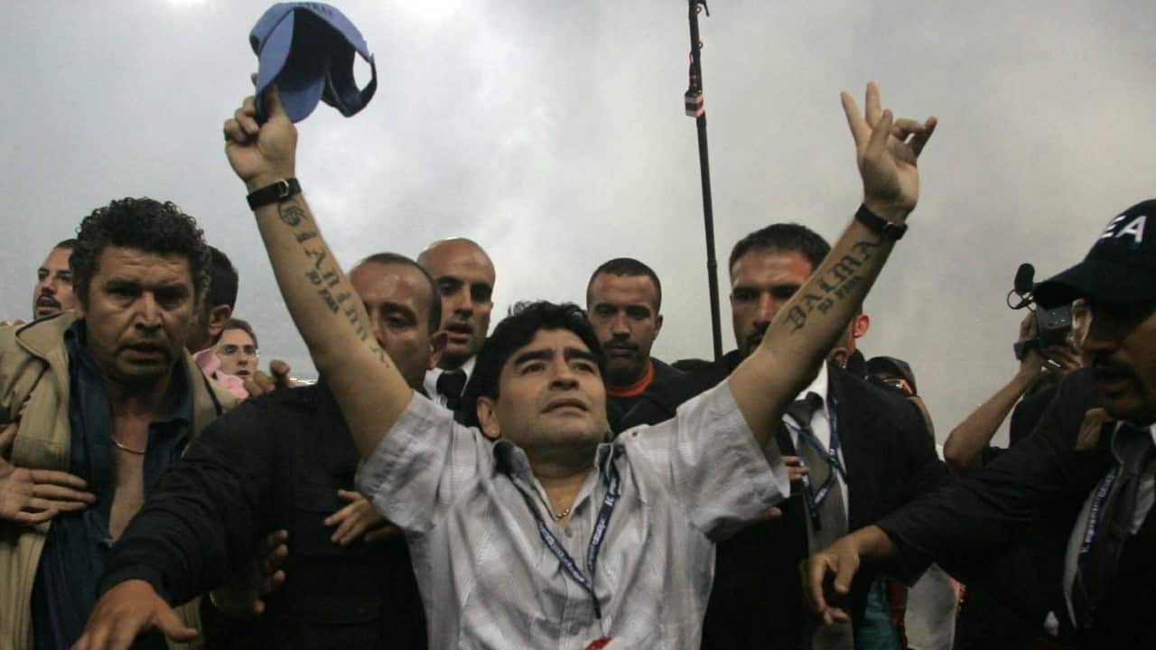 Dopo 15 anni di assenza, Maradona torna a Napoli nel 2004 e viene accolto come un re.