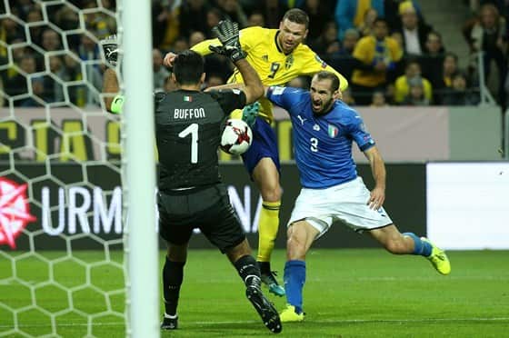 Marcus Berg (giữa) trong trận play-off gặp Italia.