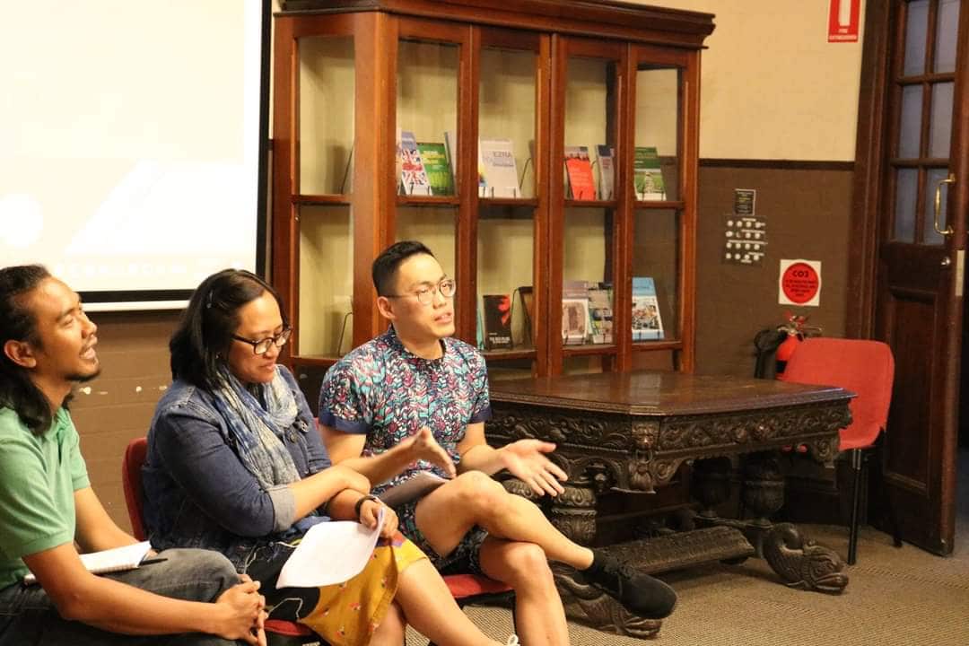 Hendri Yulius (right) in discussion at Sydney University.