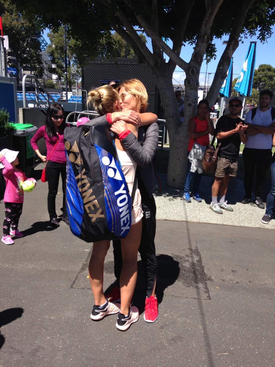 Marta Kostyuk gave a hug to her mom after her match 
