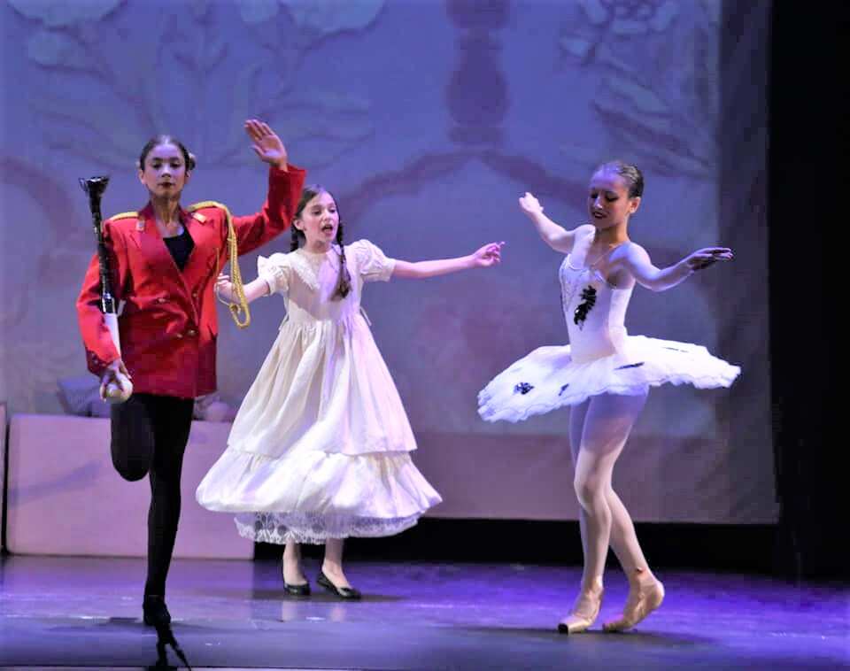 Από την θεατρική παράσταση «Μαίρη Πόππινς» που ανέβασε το 2019 το Θεατρικό Εικαστικό Καλλιτεχνικό Κέντρο «Πούπουλο» της Θεσσαλονίκης.