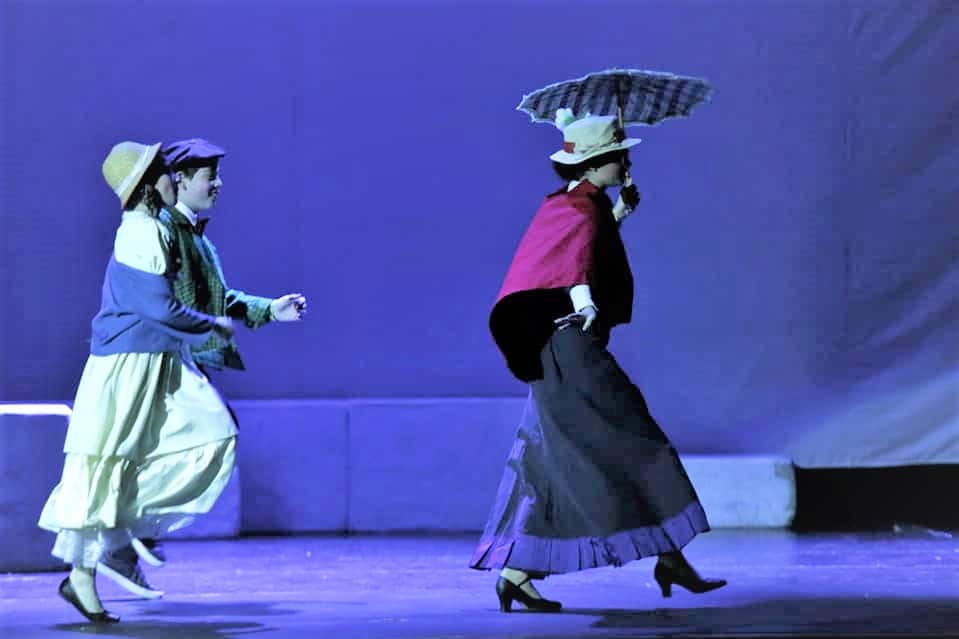 Από την θεατρική παράσταση «Μαίρη Πόππινς» που ανέβασε το 2019 το Θεατρικό Εικαστικό Καλλιτεχνικό Κέντρο «Πούπουλο» της Θεσσαλονίκης.