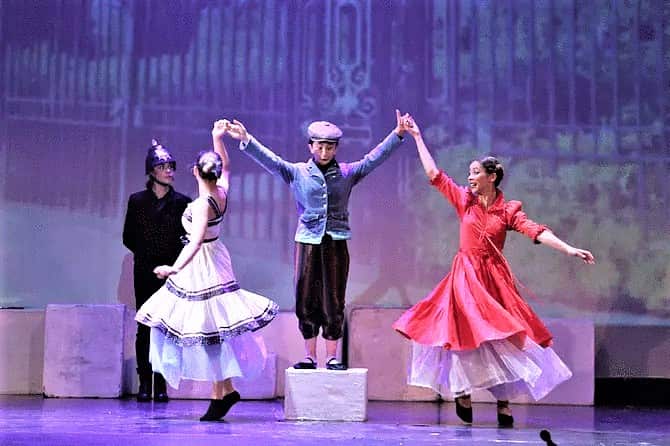 Από την θεατρική παράσταση «Μαίρη Πόππινς» που ανέβασε το 2019 το Θεατρικό Εικαστικό Καλλιτεχνικό Κέντρο «Πούπουλο» της Θεσσαλονίκης.