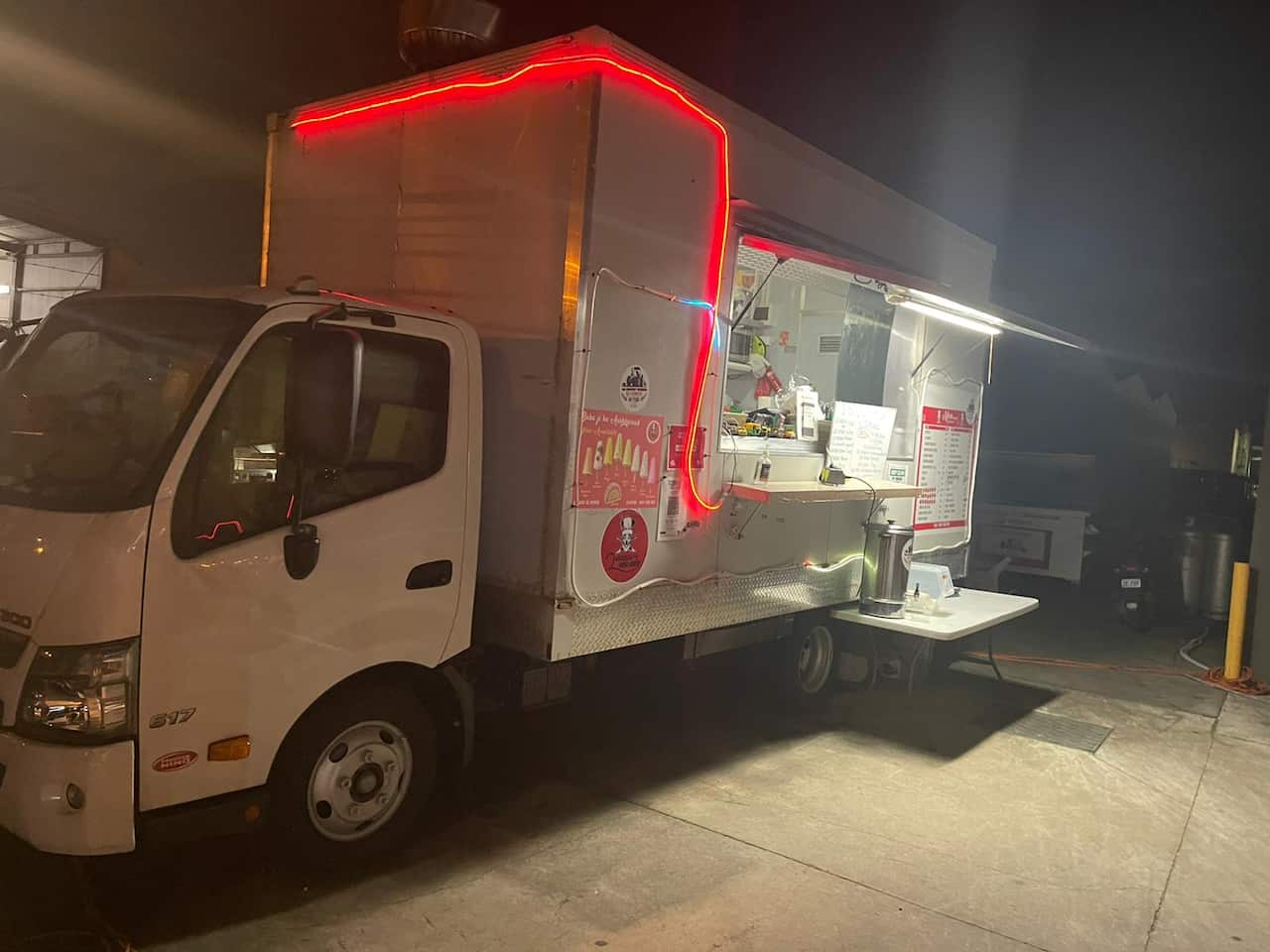 Food truck 2 Massi De Munde serves until late night in southeast Melbourne.