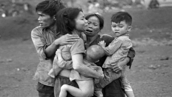 Gia đình chạy tránh bom đạn ở Huế.