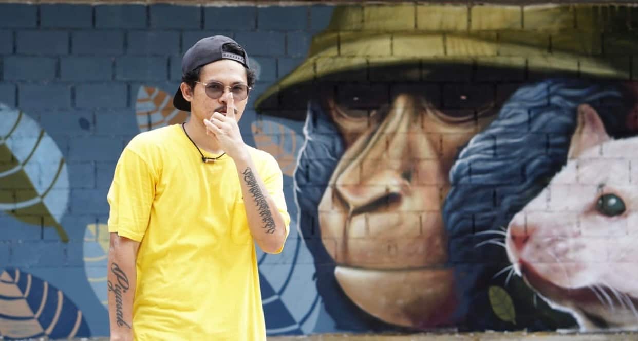 คุณมวย (Mauy) ปิยศักดิ์ เขียวสะอาด ยืนอยู่หน้าผลงานของเขา