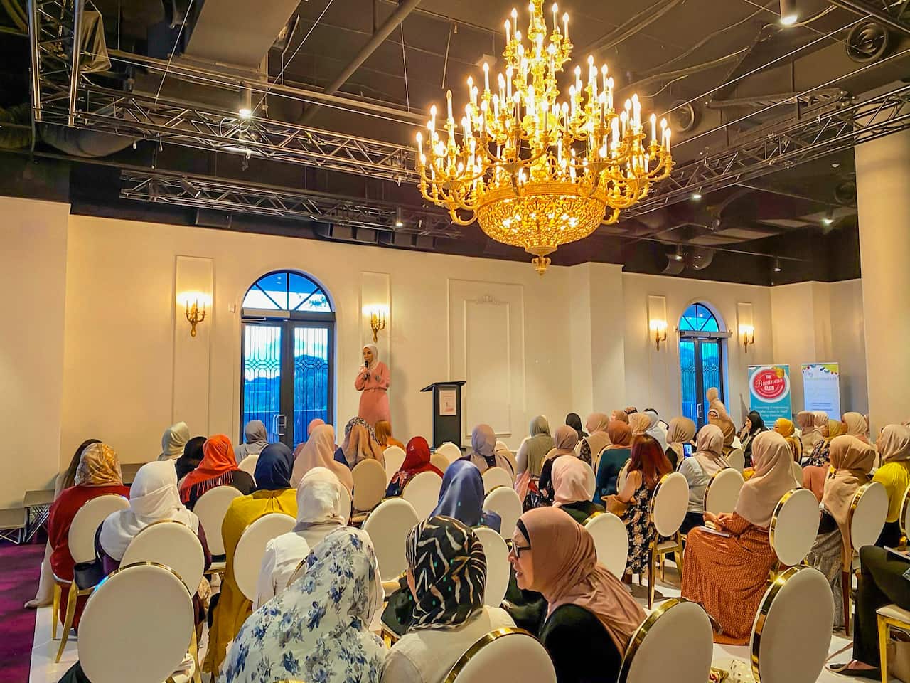 مي زكي في إحدى محاضراتها