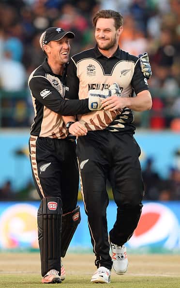 New Zealand's Mitchell McClenaghan(R)celebrates with teammate Luke Ronchi 