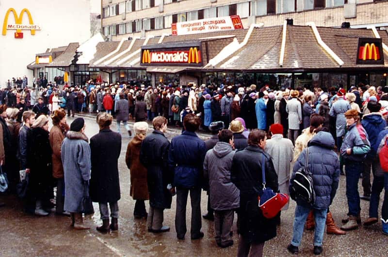 January 31, 1990: The first and nationwide biggest McDonald’s opens on Pushkin Square in Moscow.