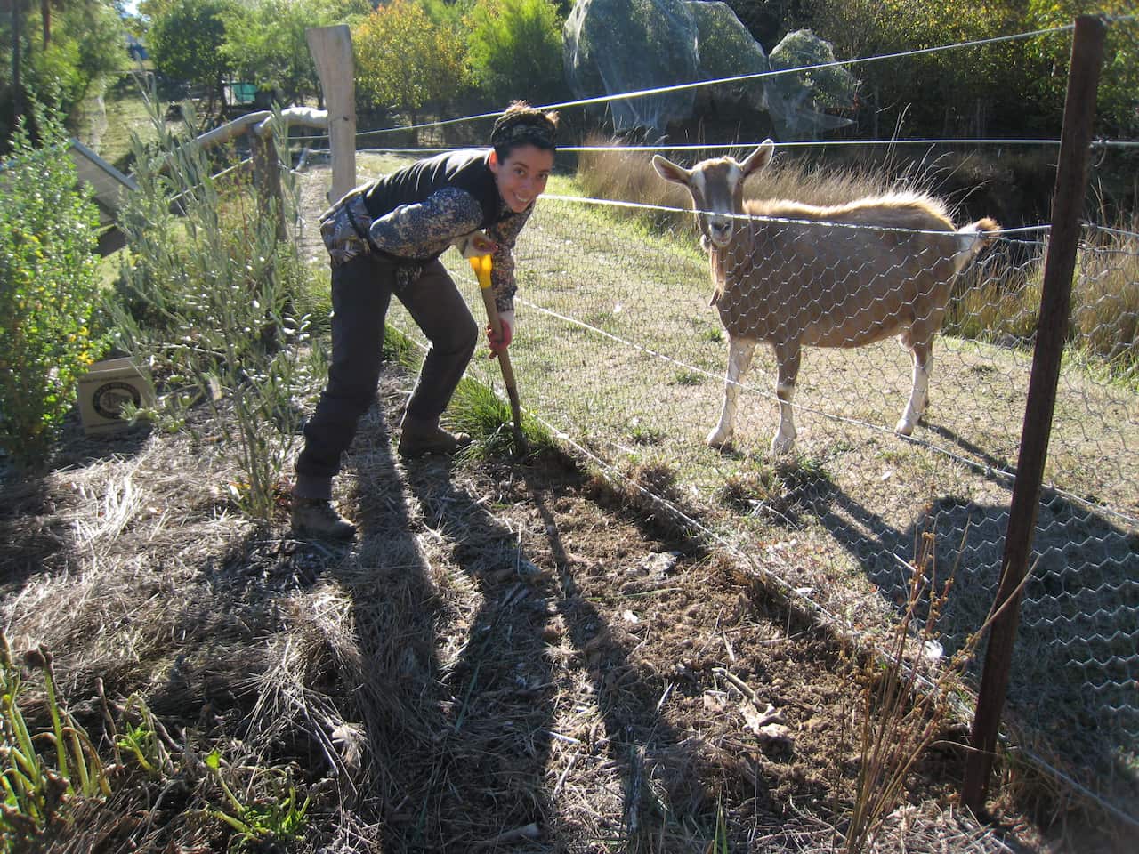 Eunice e a cabra Blossom, na quinta em Melliodora