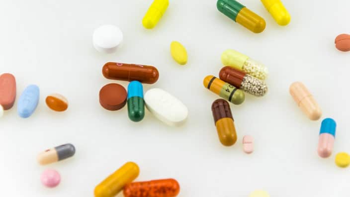 昆士兰大学郭建华副教授、博士研究生Yue Wang所在研究团队发现普通药物可以加速抗生素耐药性传播