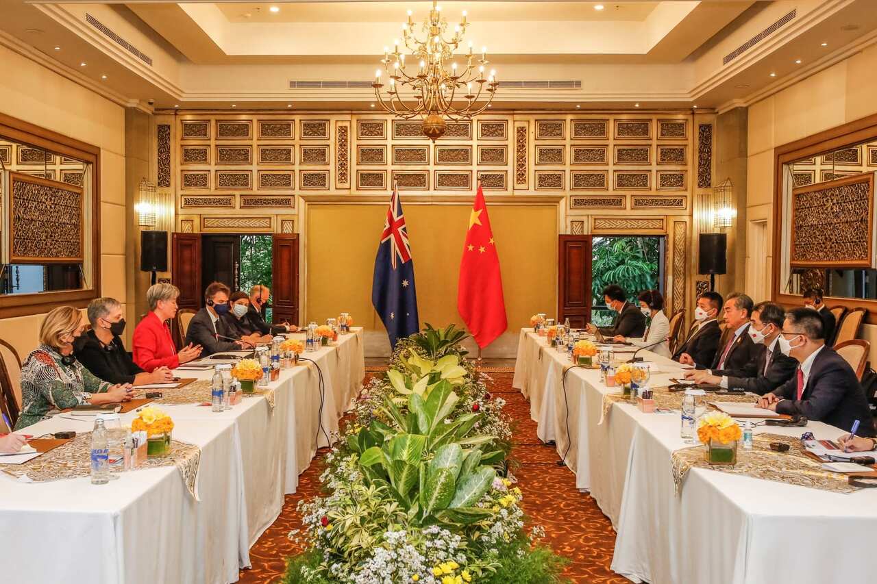 外長黃英賢出席峇里20國集團外長會期間，與中國外長王毅會面，是澳中外長3年來首次會面。2022年7月8日。