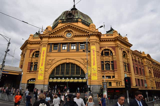 How overseas migrants and Locals moved in & out from Melbourne?