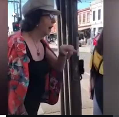 該名中年女子在等候過馬路時，突然指向站在她背後的一群年輕亞裔女子， 並大聲說：『別那麼大聲說話』。