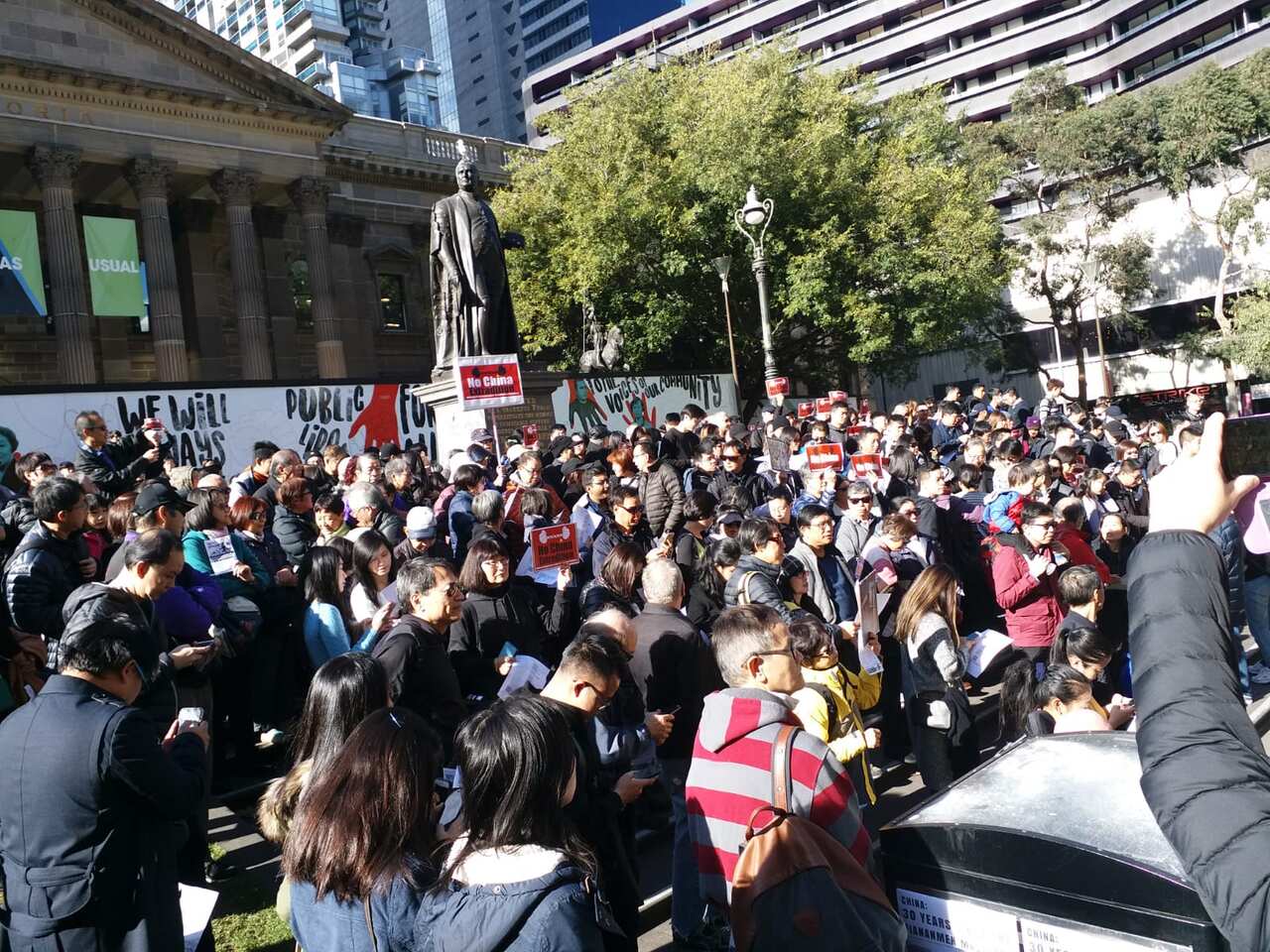 大批華人在墨爾本州立圖書館外參與集會，聲援香港反修訂逃犯條例大遊行。