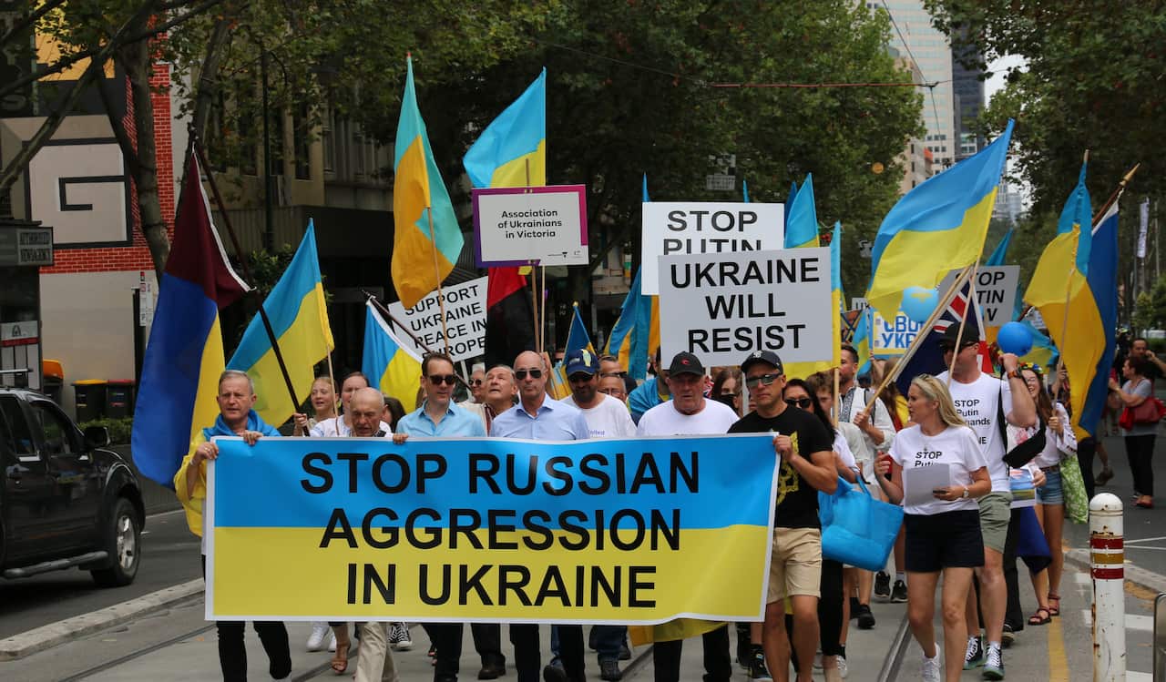 Watu wenye asili ya Ukraine waandamana mjini Melbourne, 20/02/2022, kuonesha mshikamano na Ukraine.
