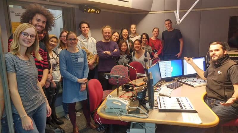 SBS-Hospitantin Jenny Richter (links) mit Studenten der University of Melbourne