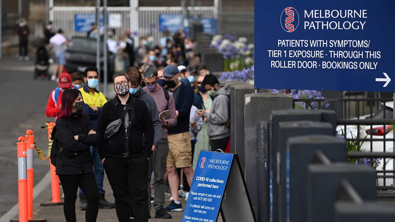 Members of the public wait to be tested at a pop up COVID clinic in Melbourne's North, Wednesday, December 22, 2021. Victoria is considering tightening indoor mask mandates, as testing sites continue to be inundated. (AAP Image/Joel Carrett) NO ARCHIVING