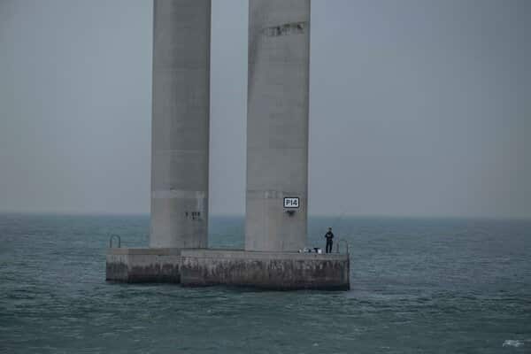 在港珠澳大橋下釣魚。