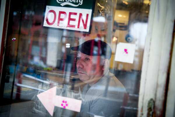 羅孜在他位於東京郊區的烤肉店裡。他說，在妻子的家人在新疆被拘禁之前，他一直沒有參與政治活動。
