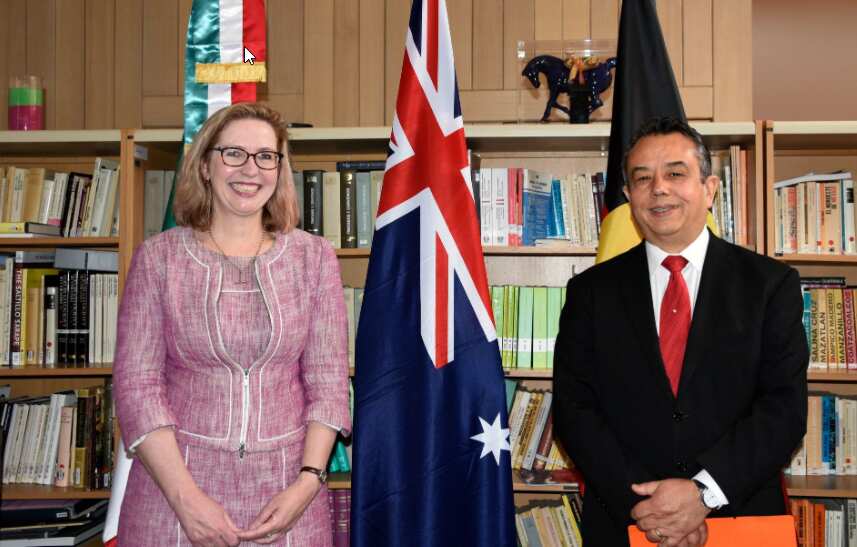 Embajador de México en Australia, Eduardo Peña Haller, y la representante del Gobierno australiano, Pip Spence.