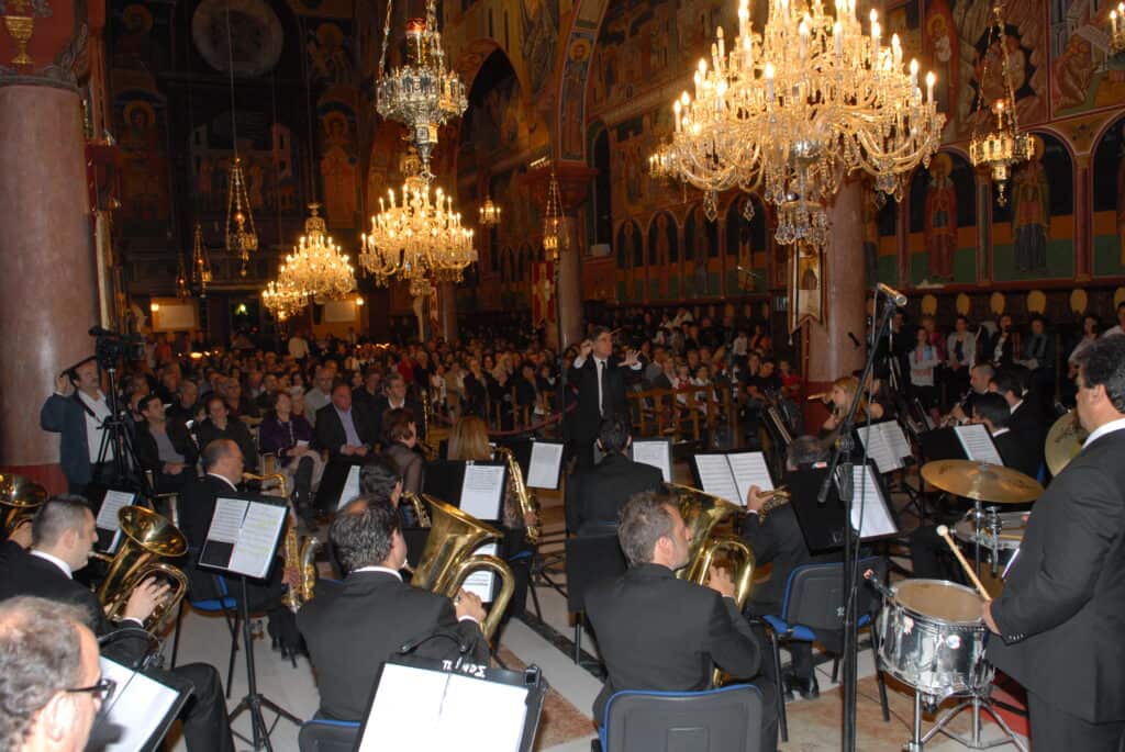 Themos Mexis performing