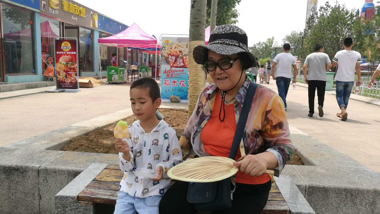 Yongsheng Wen's mother, Jinping Li with his five-year-old son
