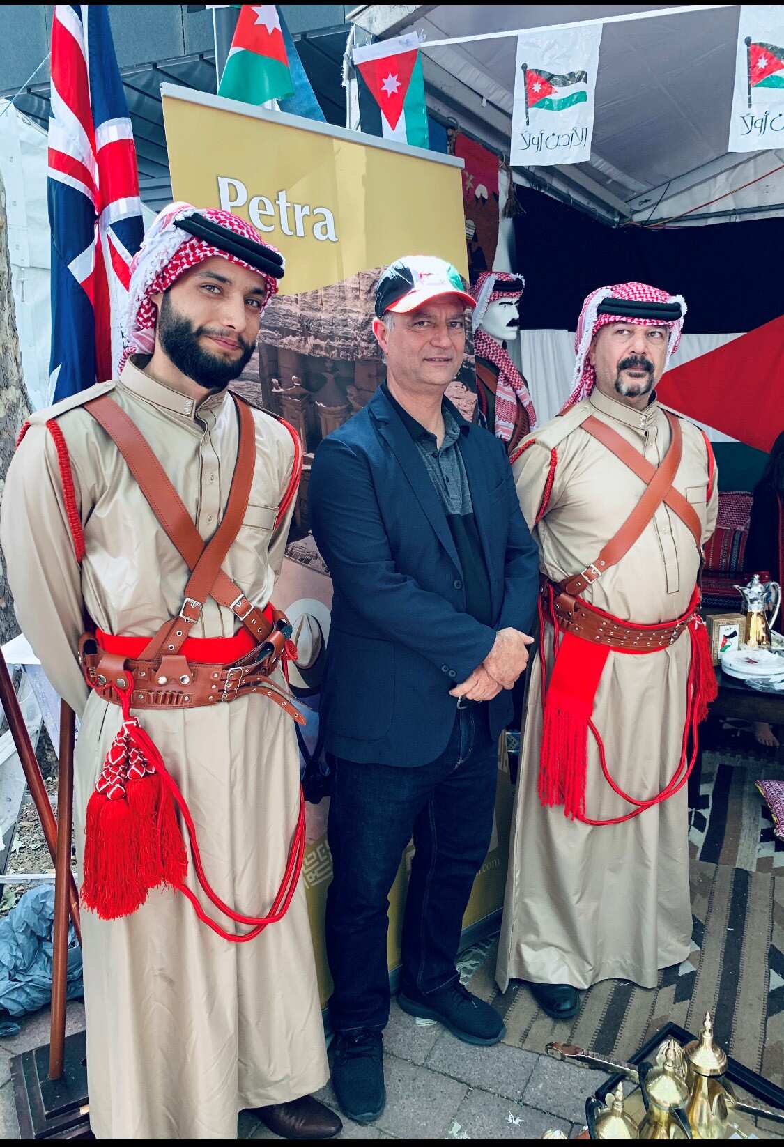 محمد القاضي مغع شابين بزي البادية الأردني 