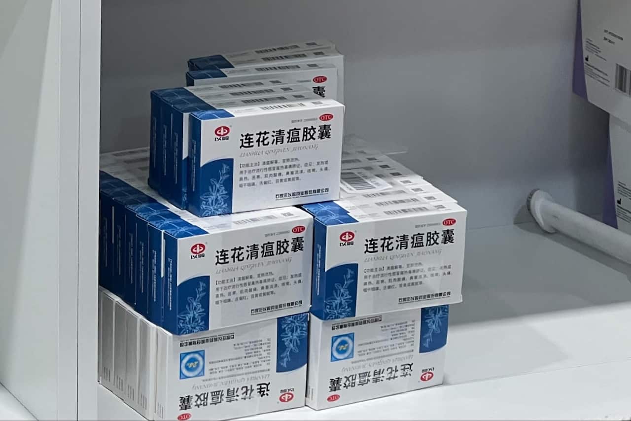 记者在维州某亚超看到连花清瘟胶囊以30澳元一盒的价格在售